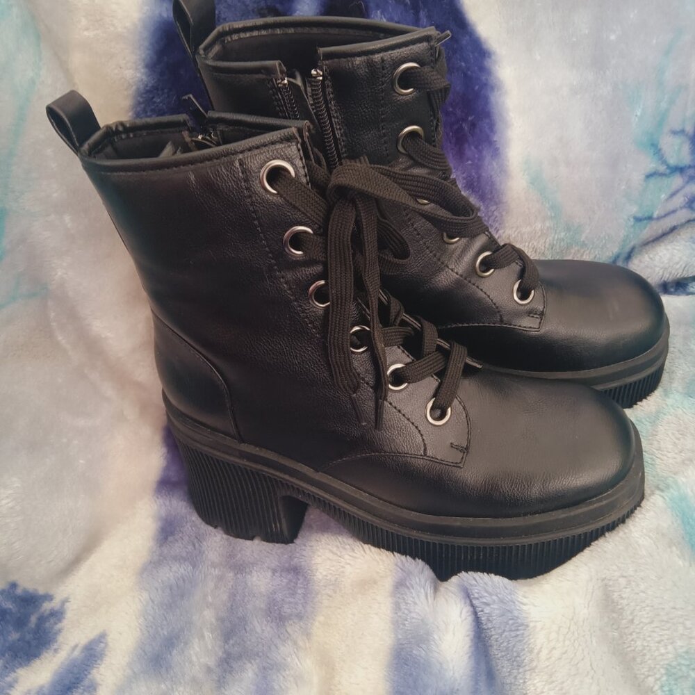 Women black boots